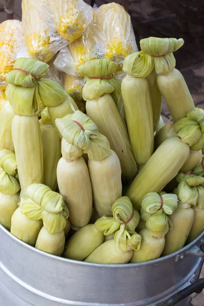 Gekochter Mais, Mais schälen. — Stockfoto