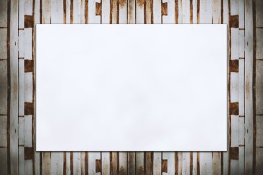 Ahşap duvarda asılı boş katlanmış kağıt afiş