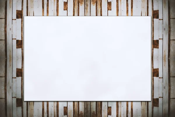 Cartaz de papel dobrado em branco pendurado na parede de madeira — Fotografia de Stock