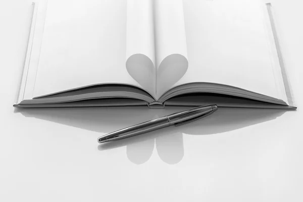 Libro del cuore in bianco e nero — Foto Stock