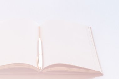 kitap boş bir sayfa ile.