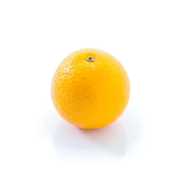 Beyaz üzerine izole edilmiş portakal meyvesi — Stok fotoğraf