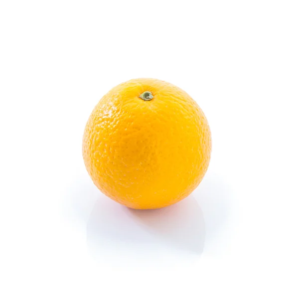 Fruta laranja isolada sobre branco — Fotografia de Stock