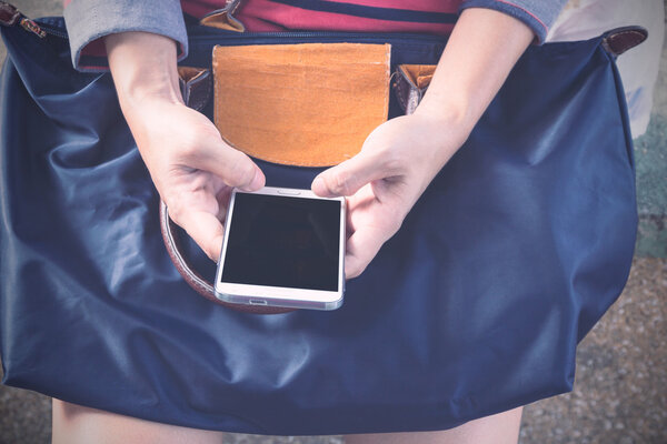 Молодая женщина и смартфоны
