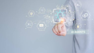 Yapay zeka ikonu, devreler ve dijital elementlerle parlayan sanal ampulü işaret eden kişi. Yapay zeka, öğrenme, yenilik, otomasyon, veri teknolojisi ve akıllı çözümler kavramı.