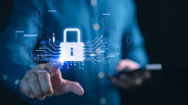 Elinde akıllı telefon, siber güvenlik, veri koruması, şifreleme, çevrimiçi gizlilik, güvenli erişim ve bilgi teknolojisini simgeleyen dijital asma kilit hologramına dokunan adam..