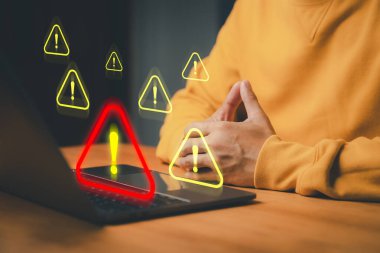 Uyarı hatası için uyarı işareti olan bir dizüstü bilgisayar kullanın. Siber güvenlik teknolojisi bilgisayar virüsü algılama, ağ güvenliği ve bakımı, kişisel veri koruması.