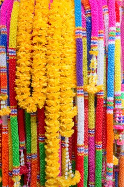 ibadet için renkli plastik çelenk