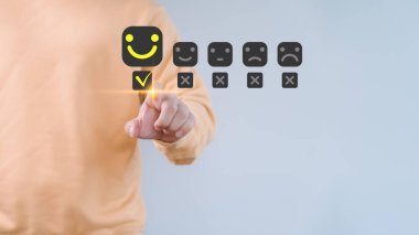 Müşteri memnuniyeti anketi konsepti, çevrimiçi başvuru yoluyla mutlu bir gülümseme yüz ikon değerlendirme sistemi, müşteriler ürün ve hizmet kalitesini değerlendirir ve geri bildirim değerlendirmesi, referans değerlendirmesi.