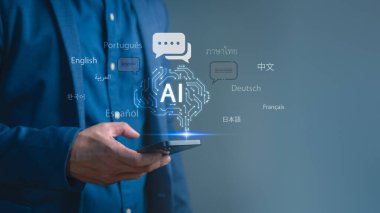 Parlak yapay zeka ikonu ve birden fazla dünya dili olan akıllı telefonu tutan adam, yapay zeka çevirisini, küresel iletişimi, çok dilli teknolojiyi ve dijital yeniliği temsil ediyor..