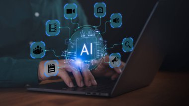 Bilgisayarda video, kamera, ses, arama ve iletişim için yapay zekayı, makine öğrenmesini, dijital medyayı ve yeniliği temsil eden yapay zekayı temsil eden parlak yapay zeka teknolojisi simgeleriyle yazı yazan eller.