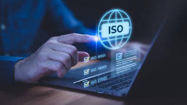 Uluslararası kalite standardını sembolize eden, uyum yönetimi, iş geliştirme, veri güvenliği sertifika sistemi kullanan kişi ile ISO sertifika konsepti.