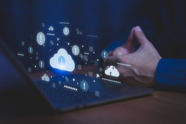 Bir dizüstü bilgisayar üzerinde uyarı sembolü olan bulut bilgisayar koruma kavramı, siber güvenlik tehditleri, veri kaybı önleme ve dijital teknoloji ortamında güvenli bulut depolama.