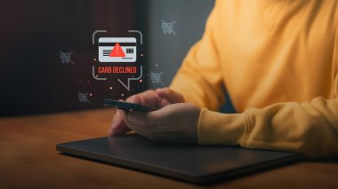 Akıllı telefon ekranında kredi kartı uyarı kavramı, çevrimiçi ödeme hatasını, kredi kartı sorununu, işlem hatasını veya bankacılık güvenlik sorununu ve mali dolandırıcılığı önlemeyi temsil ediyor.