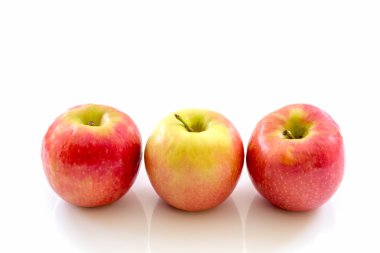 Beyaz arkaplanda elmalar