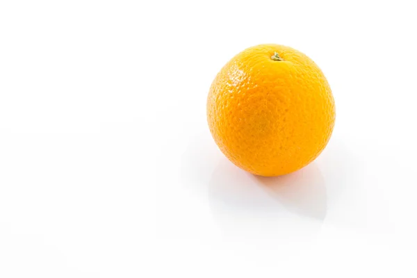 Fruta laranja isolada sobre branco — Fotografia de Stock