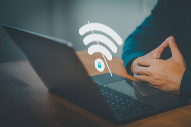 Laptop bilgisayarında güvenli kablosuz bağlantı kullanan kişi. Siber güvenlik, özel ağ ve uzaktan çalışma ve dijital güvenlik için şifrelenmiş internet erişimi kavramı.