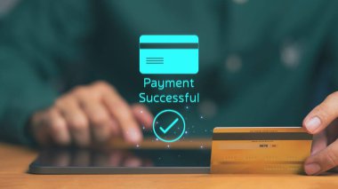 Cep telefonundaki kredi kartıyla çevrimiçi ödeme. E-ticaret, bankacılık ve para teknolojisi transfer kavramı için başarılı dijital işlem.