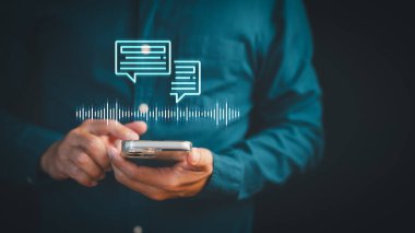Ses tanıma ve yapay zeka sohbet robotu mesaj teknolojisine sahip akıllı telefon kullanan biri. Mobil metin arayüzü için ses dalgası grafiği olan dijital iletişim asistanı.