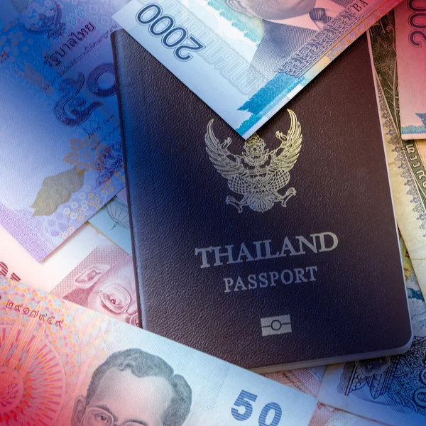 タイのパスポートとお金 — ストック写真