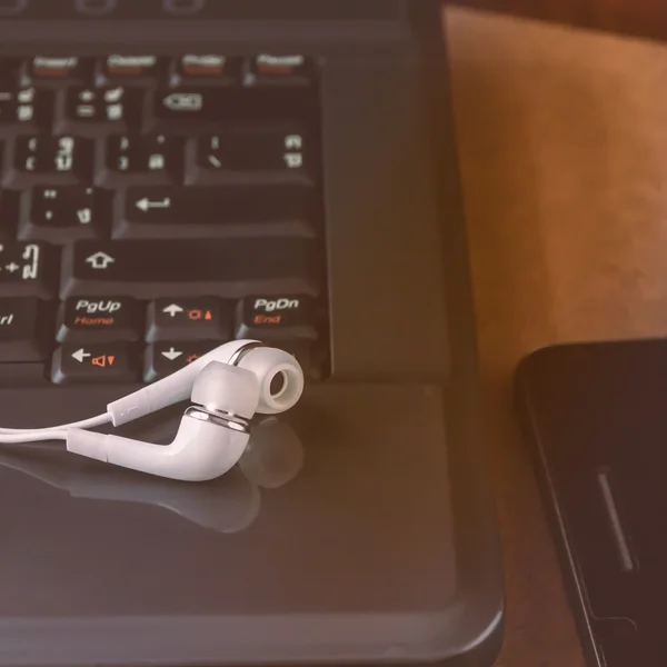 Auriculares y Laptop . — Foto de Stock