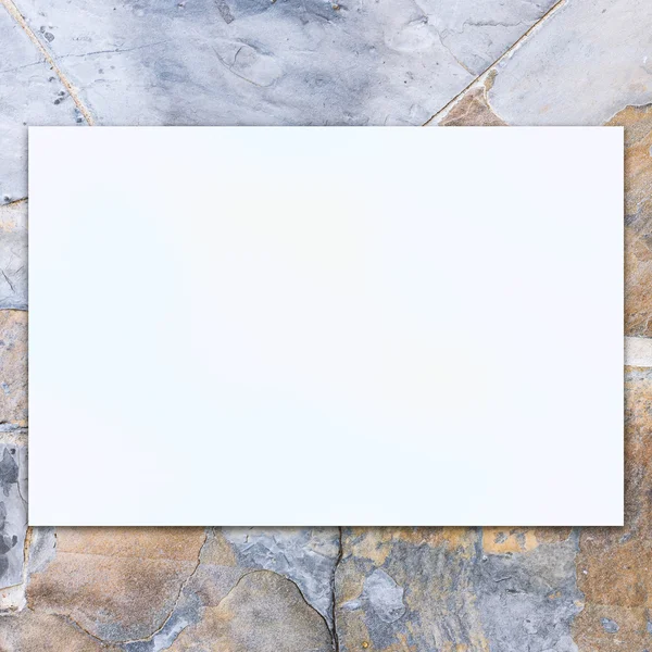 Cartelera blanca del espacio en blanco sobre fondo de piedra —  Fotos de Stock