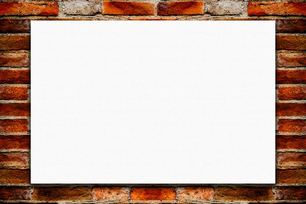 Cartaz de papel dobrado em branco pendurado na parede de tijolo velho . — Fotografia de Stock