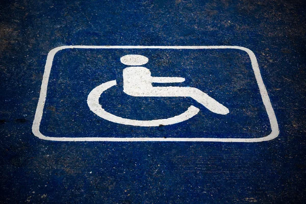 Pęknięty tekstury miejsce parkingowe Handicap — Zdjęcie stockowe