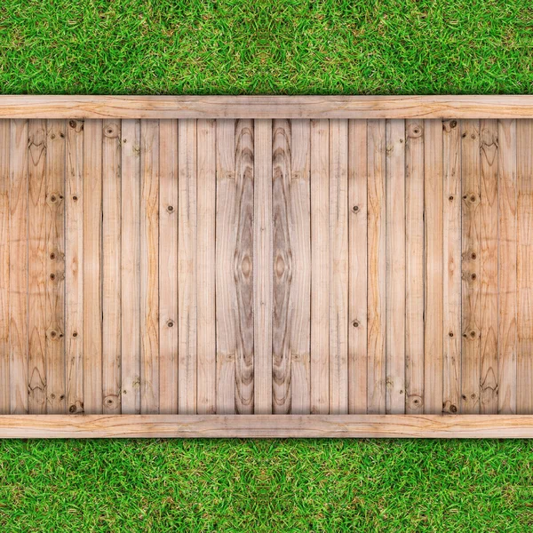Stare drewniane z zielonej trawie — Zdjęcie stockowe