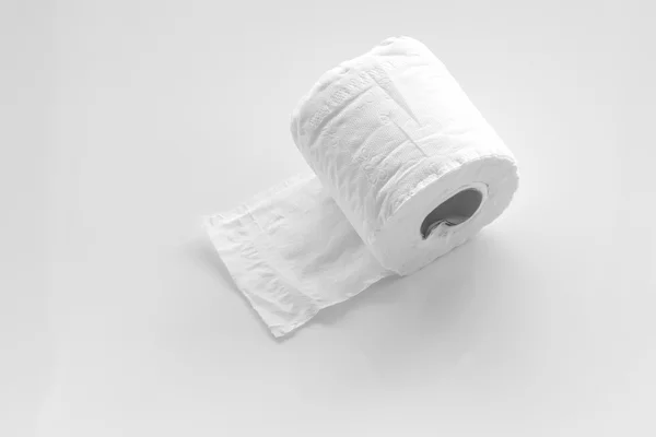 Enkelt toalettpapper på vit bakgrund — Stockfoto