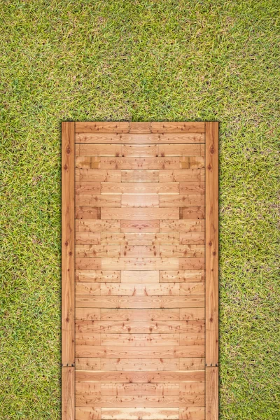 Oude houten met groen gras — Stockfoto