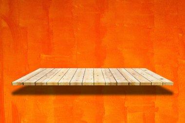 Beton duvar ahşap raf