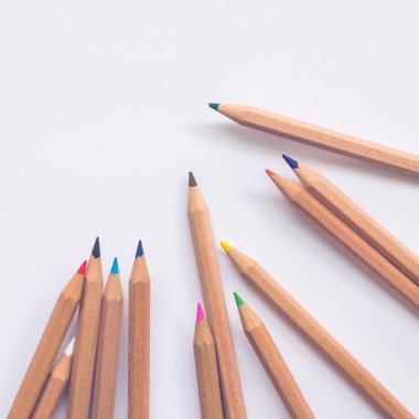 Beyaz kağıt üzerine kalem.