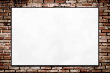 Tuğla duvara asılı boş katlanmış kağıt afiş