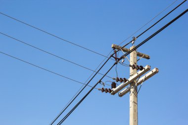 Elektrik yazı gökyüzünün bir arka plan üzerine.