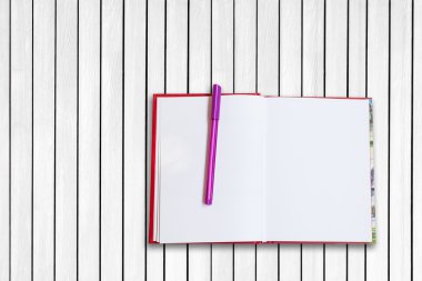 Beyaz ahşap masa boş ders kitabı.