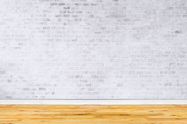 Старый интерьер с кирпичной стеной
