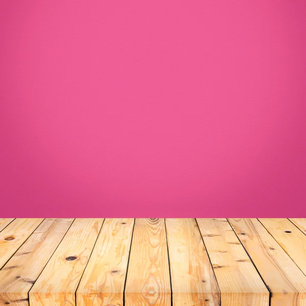 Mesa de plataforma de madeira na parede rosa — Fotografia de Stock