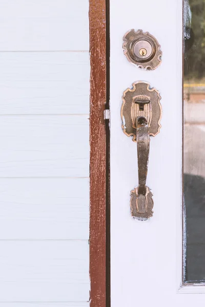Antique door handle and old wooden door — Stock Photo, Image