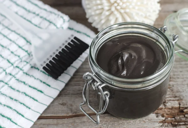 Siyah volkanik kozmetik kil cam kavanozda