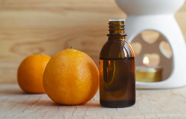 Piccola bottiglia di olio essenziale di mandarino — Foto Stock