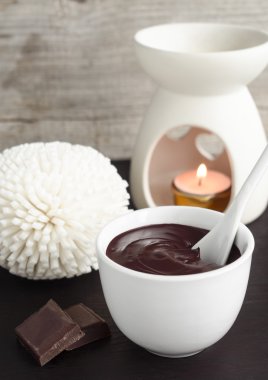 Bir kase içinde kakao (Bitter çikolata) yüz ve vücut maskesi