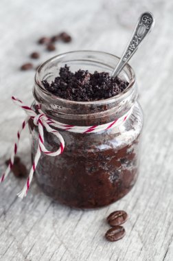 Bir küçük cam kavanozun içinde kahve ve kakao (Bitter çikolata) ev yapımı yüz ve vücut fırçalayın