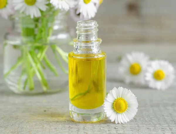 Malá láhev kosmetické heřmánkový olej — Stock fotografie