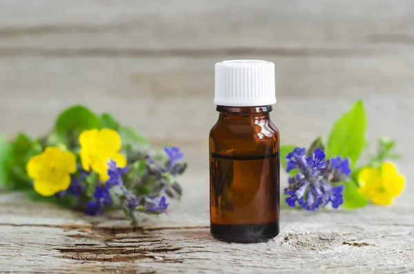 Kleine fles natuurlijke cosmetische (essentieel) aroma olie — Stockfoto