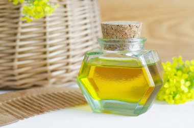 Küçük şişe doğal kozmetik yağı ve ahşap saç tarağı