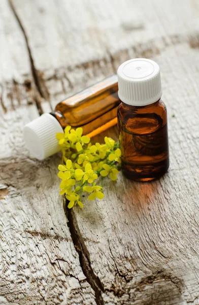 Zwei kleine Flaschen naturkosmetisches (ätherisches) Aromaöl — Stockfoto