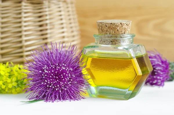 Botella pequeña de aceite de bardana — Foto de Stock