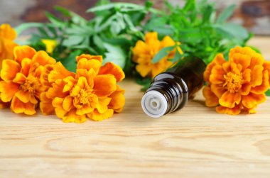 Küçük şişe temel kadife çiçeği yağı