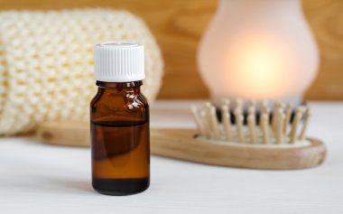 Küçük şişe esans ve ahşap saç fırçası